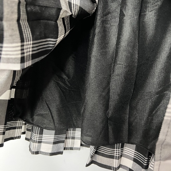 Black white plaid mini skirt w elastic waistband - Picture 4 of 4